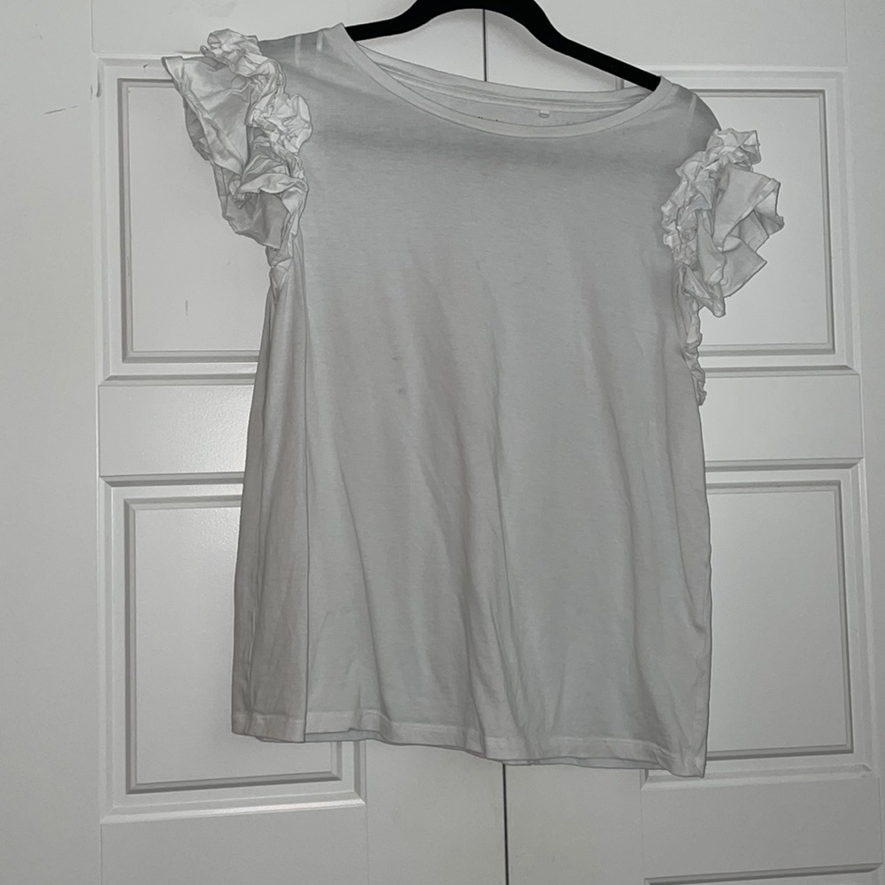 White T shirt with ruffled shoulders